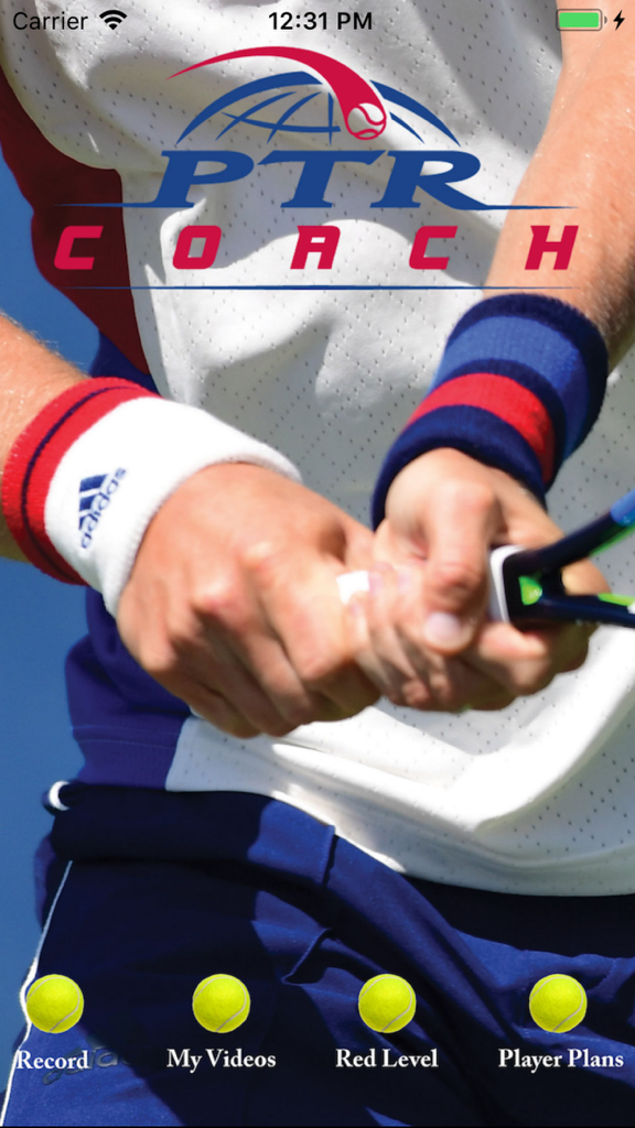 Pantalla de inicio de la aplicación móvil PTR Coach Plus con menú de coaching y fondo de jugador de tenis