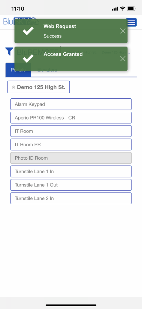 Interface de l'application mobile BluSKY montrant une notification de succès d'accès accordé pour les portails de bâtiment.