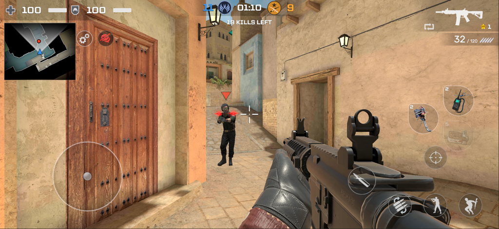 Sicht aus der Ego-Perspektive einer urbanen Kampfeinsatzmission im Critical Strike CS Mobile Game, die zeigt, wie der Spieler mit einem Sturmgewehr zielt.