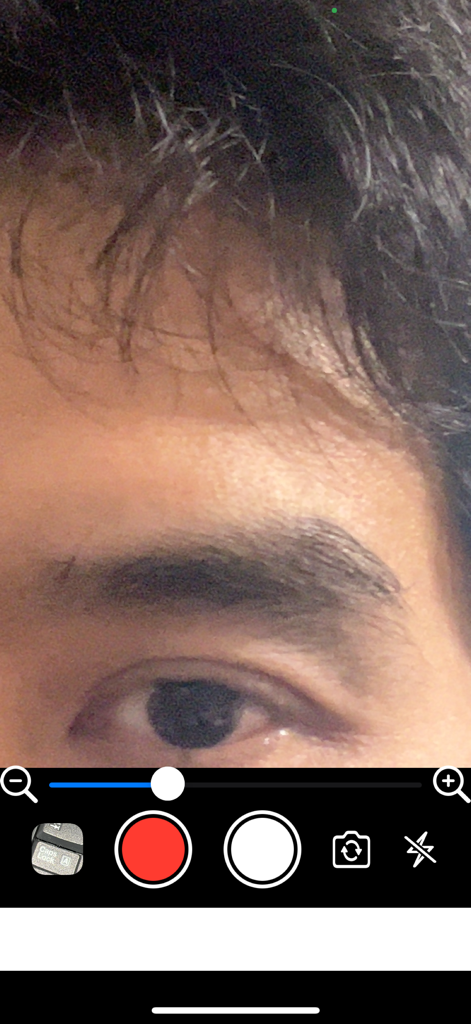 Magnifier Zoom Camera - Una vista de primer plano de un ojo humano a través de la interfaz de la aplicación Cámara Zoom Lupa con controles de zoom y grabación