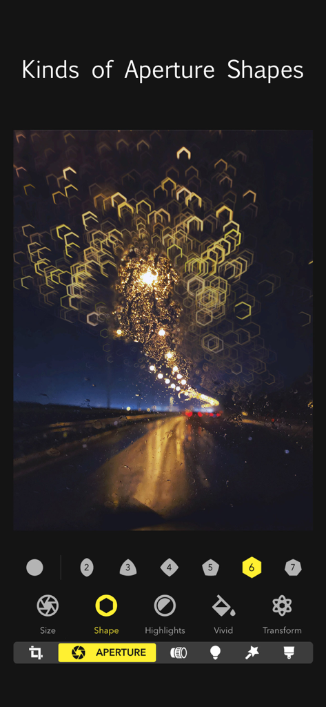 Uma foto de uma estrada à noite com destaques bokeh em forma de hexágono editada utilizando a ferramenta de formas de abertura da app Focos.