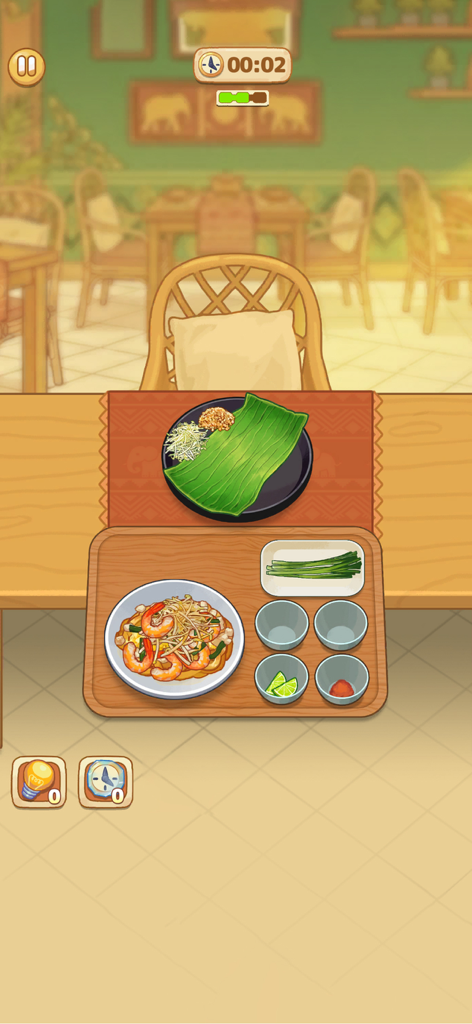 Cookingo: Perfect Meal - Gameplay aconchegante mostrando um prato de Pad Thai com camarão e guarnições em uma bandeja de madeira no aplicativo Cookingo