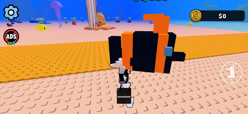 Escena de juego submarino cuadriculado de Fish it Game con un gran pez naranja y negro