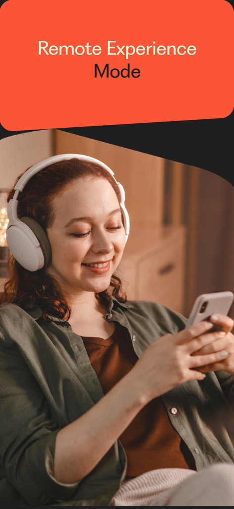 StoneMounds - Uma mulher usando fones de ouvido e o aplicativo StoneMounds no Modo de Experiência Remota