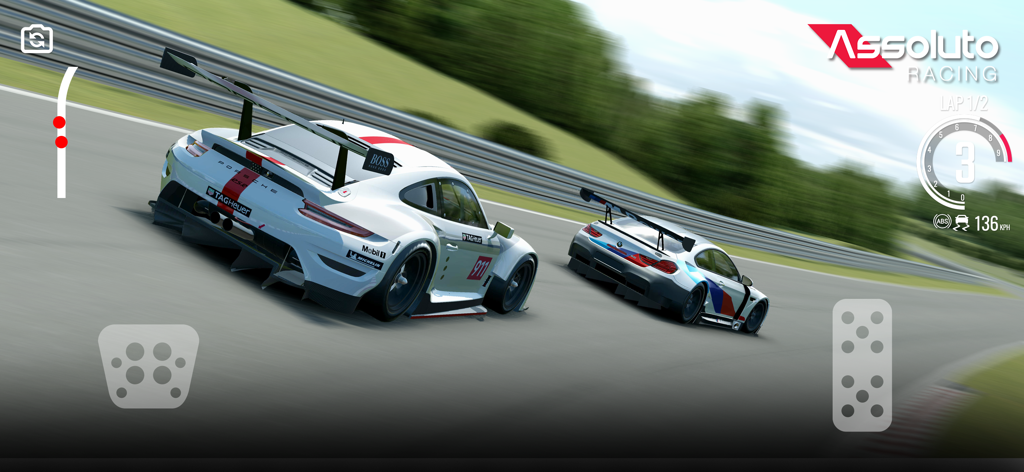 Assoluto Racing - Gameplay réaliste d'Assoluto Racing montrant une Porsche blanche et une BMW en compétition sur un circuit professionnel avec des effets de flou de mouvement