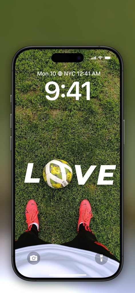 iPhone Sperrbildschirm mit einem Fußball-Hintergrund mit roten Stollen und einem Ball auf Gras