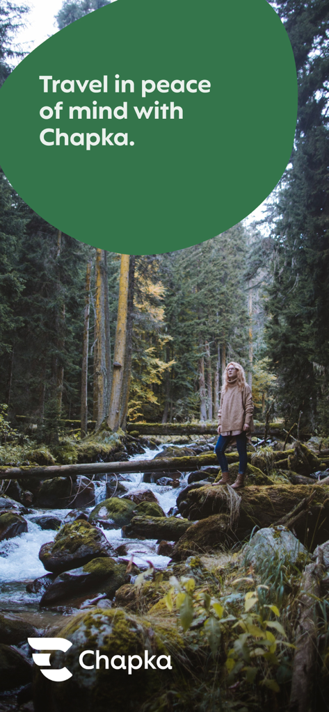 Una giovane donna in piedi vicino a un ruscello in una foresta con il testo Viaggia in tutta tranquillità con Chapka