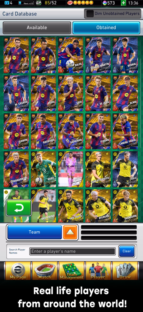 Una colección de tarjetas digitales de jugadores de fútbol en la interfaz de la aplicación móvil eFootball CHAMPION SQUADS