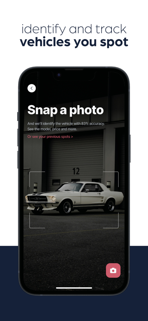 drivve | Collector Car Values - 카메라를 사용하여 흰색 클래식 포드 머스탱을 식별하는 drivve 앱을 보여주는 스마트폰 화면