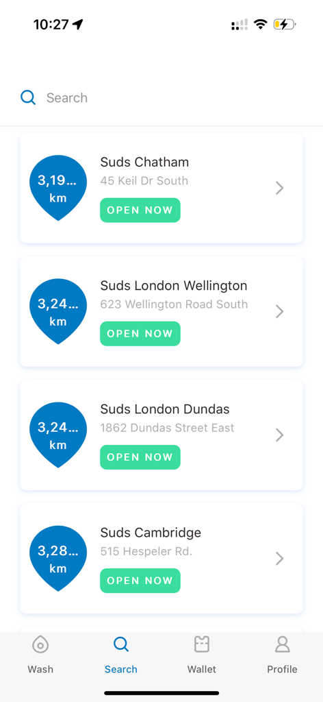Suds Car Wash - Interface de l'application Suds Car Wash montrant une liste d'emplacements de lavage de voiture à proximité avec la distance et l'état d'ouverture