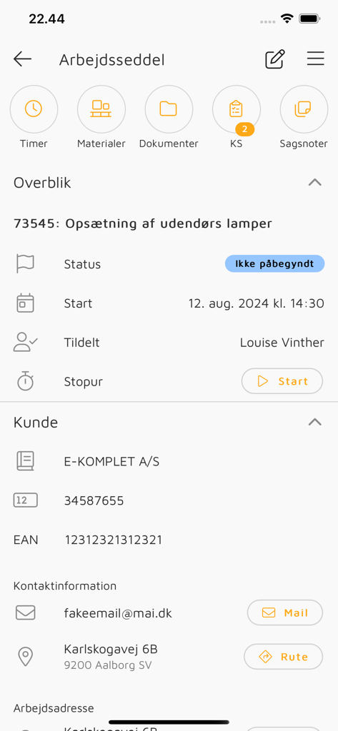 E-Komplet - La interfaz de la aplicación E-Komplet muestra una orden de trabajo para la instalación de una lámpara exterior con el estado de la tarea y la información de contacto del cliente.