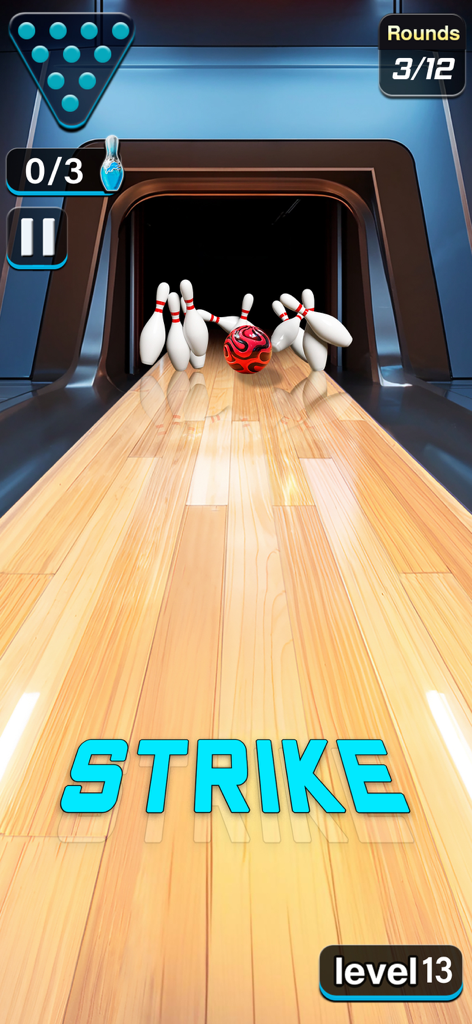 Pin Bowling Ball: Bowling Game - Uma bola de boliche vermelha acertando pinos em um jogo de boliche 3D com uma mensagem de strike na tela.