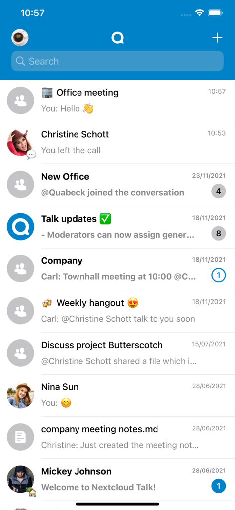 Nextcloud Talk - Nextcloud Talkモバイルアプリのインターフェース。プライベートチャットとグループチャットの会話リストが表示されています。