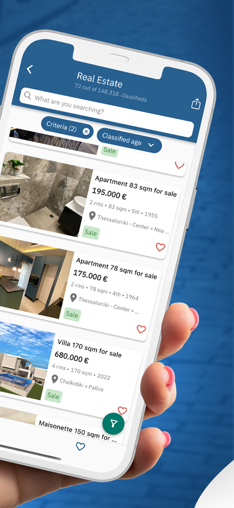 Una pantalla de teléfono móvil que muestra anuncios de bienes raíces griegos en venta en la aplicación Plot.gr.