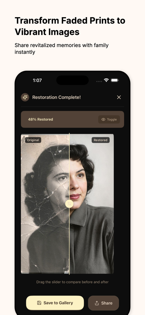 Family Photo Restore - Comparación del antes y después que muestra una foto antigua agrietada restaurada a un vibrante retrato en color en la aplicación.