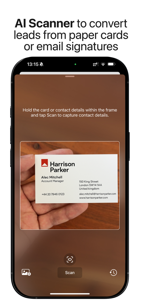 bCard: Digital Business Card - Un smartphone utilisant le scanner IA de bCard pour capturer les informations de contact d'une carte de visite physique