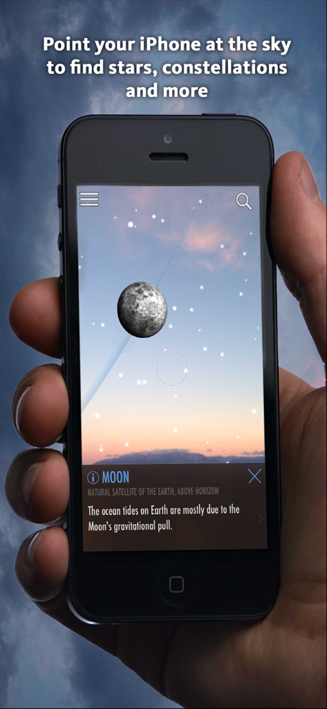 SkyView® Lite - Uma mão segurando um telefone usando o aplicativo SkyView Lite para identificar a lua e ler fatos educativos via realidade aumentada.