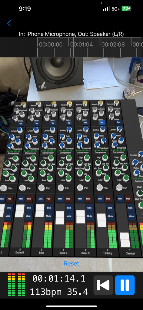 Interface do aplicativo Multi-Tracker mostrando um console de mixagem de áudio digital com controles de faixa para gravação e masterização de música.