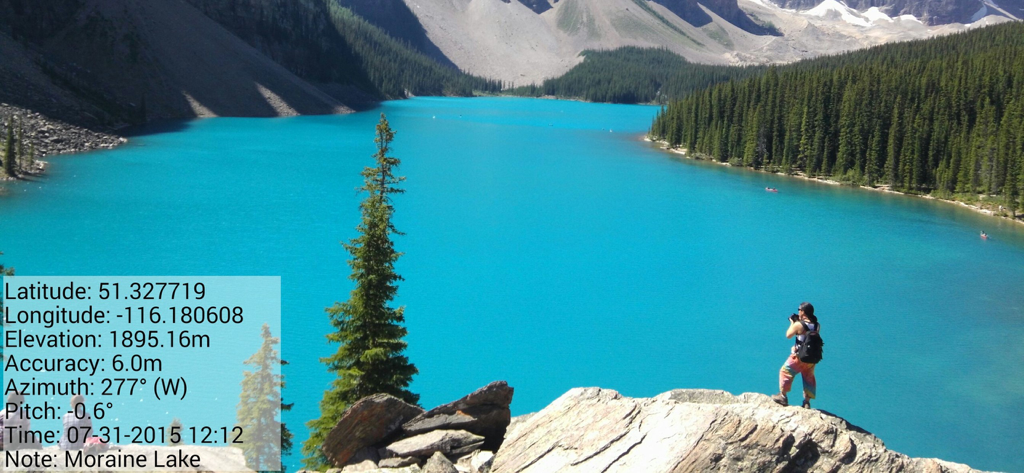 NoteCam - photo with notes - モレーン湖の写真に、GPS座標と高度を含むNoteCamのデータオーバーレイが表示されています。