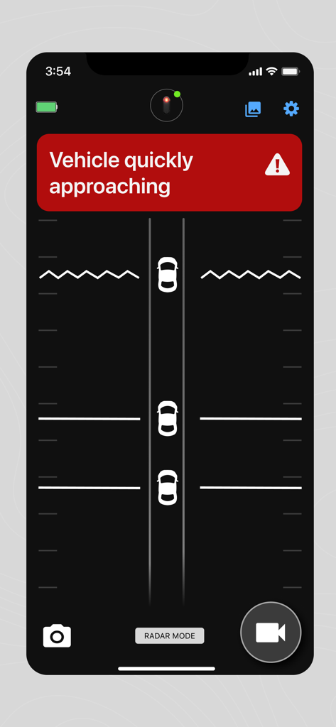 Varia™ - Garmin Varia 앱 화면에 자전거 뒤에서 빠르게 접근하는 차량에 대한 빨간색 경고 표시