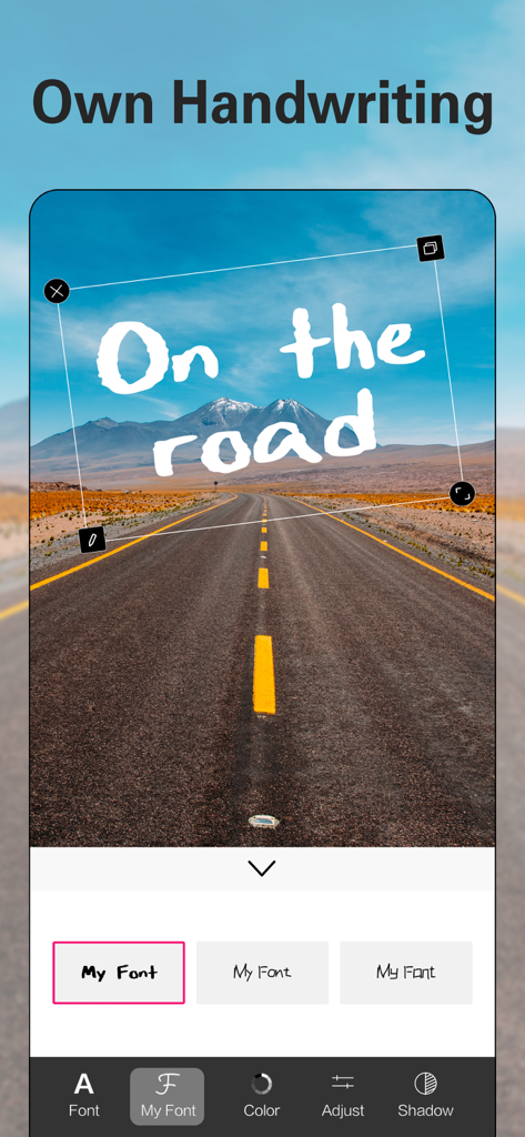 Picsee-Add text on photos - Picsee 앱 인터페이스에 'On the road'라는 텍스트와 함께 로드 트립 사진 위에 사용자 정의 필기체 폰트가 오버레이된 모습