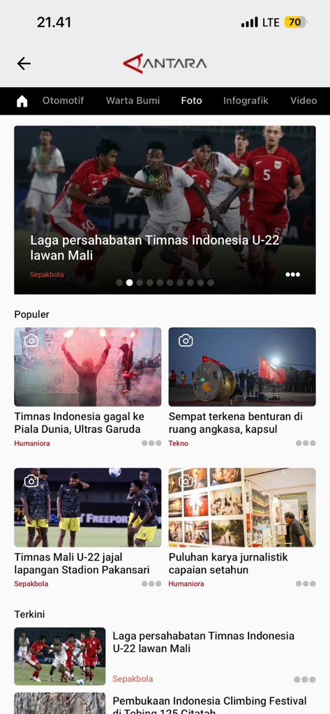 Antaranews - Antaranews mobile app interface showing Indonesian news headlines and photo gallery about sports and technology