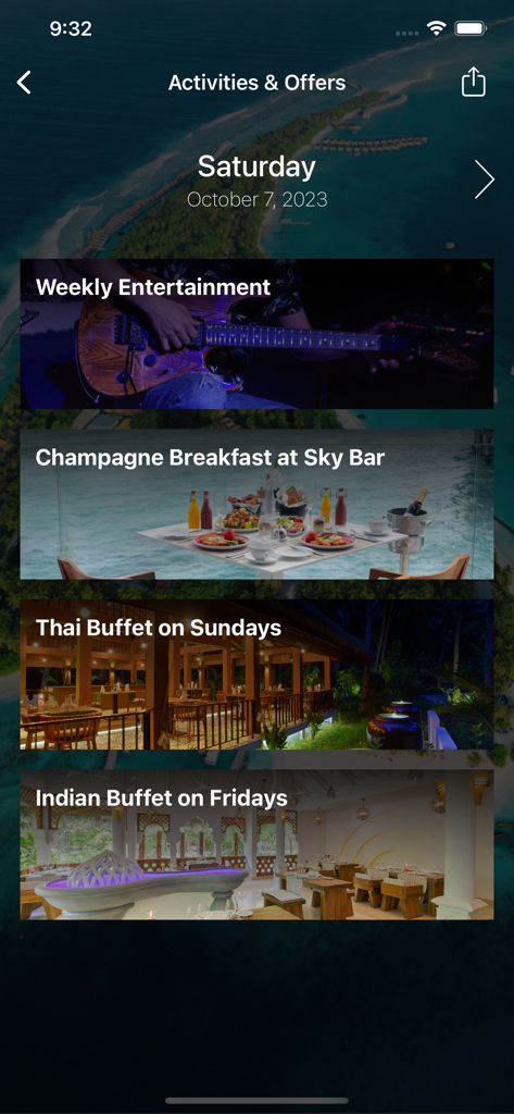 쿠라마티 몰디브 리조트의 활동 및 제안을 보여주는 모바일 앱 화면 (엔터테인먼트 및 테마 다이닝 이벤트 포함)