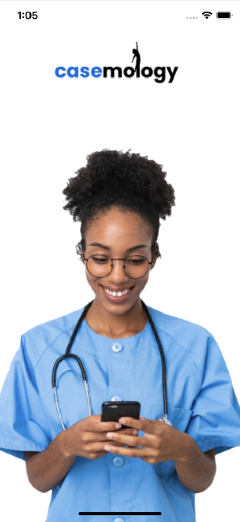 Una profesional médica con traje azul sonriendo mientras usa la aplicación Casemology en su smartphone