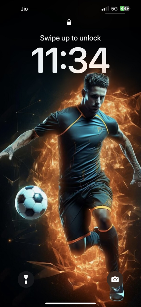 Dynamischer Fußballer-Wallpaper mit Feuereffekten auf einem iPhone-Sperrbildschirm
