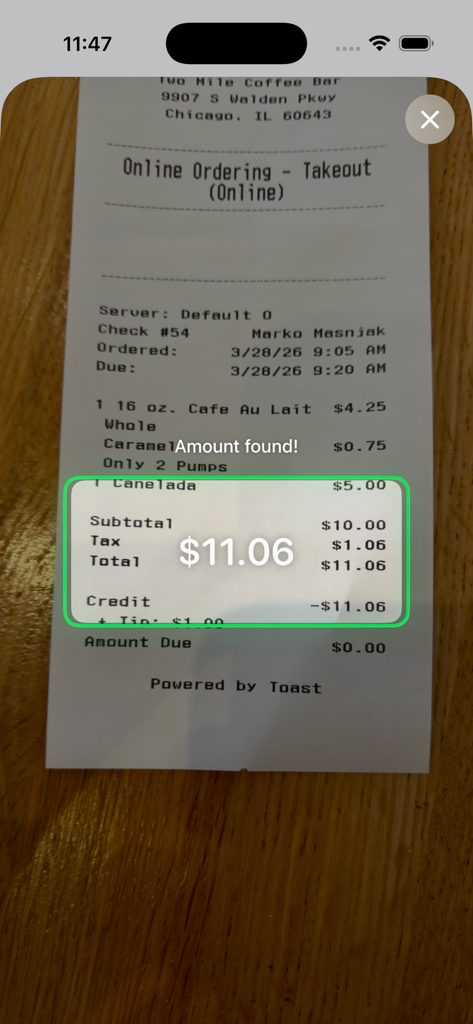 Tip — Gratuity Calculator - Cámara del iPhone escaneando un recibo de restaurante para detectar automáticamente el total de la cuenta