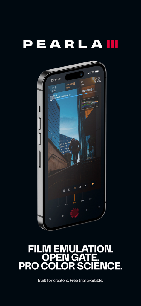 Pearla - Pro Filmic Camera - Pearla Pro Filmic Cameraアプリのインターフェース。iPhone上に表示され、マニュアルコントロールとフィルムエミュレーションを示しています。