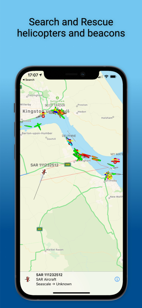 Capture d'écran de l'application Boat Watch Pro montrant le suivi en temps réel des hélicoptères de recherche et de sauvetage et des balises maritimes sur une carte côtière.