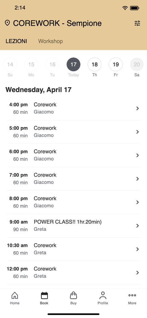 Pantalla de la aplicación de fitness Corework que muestra un horario diario de clases con opciones de reserva