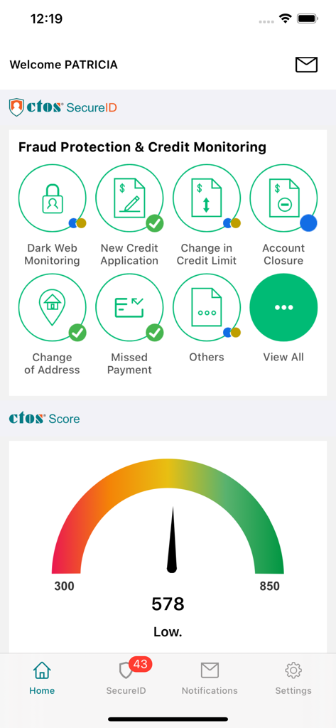 CTOS - Painel móvel do aplicativo CTOS com alertas de proteção contra fraudes e um indicador de pontuação de crédito.