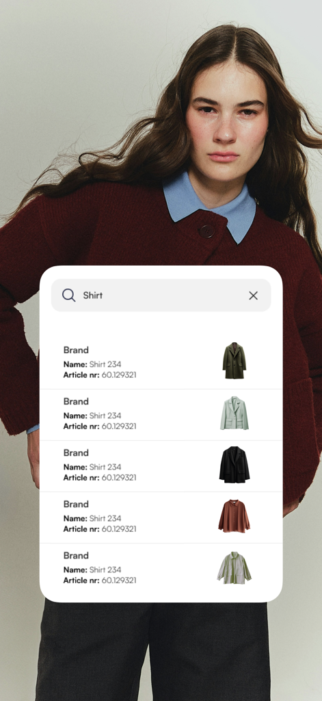 Interfaz de la aplicación móvil Clara mostrando una lista de productos de moda y números de artículo después de buscar una camisa