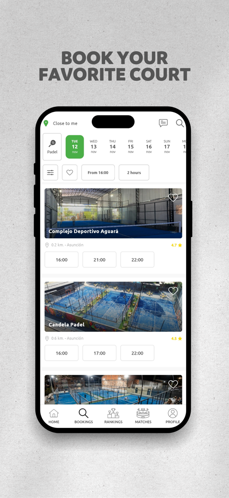 パデルコートの予約オプションと会場リストを表示するモバイルアプリ画面。