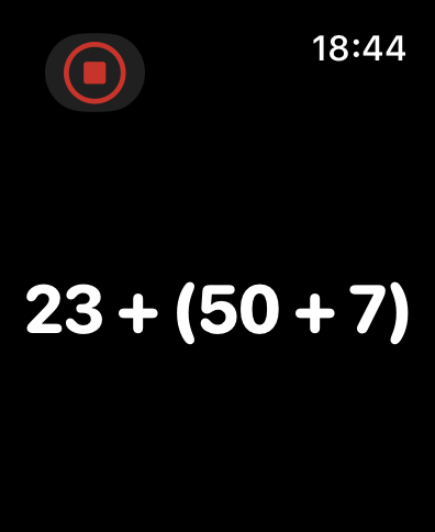 Um problema de adição com parênteses exibido na tela do aplicativo MathMagician no Apple Watch.