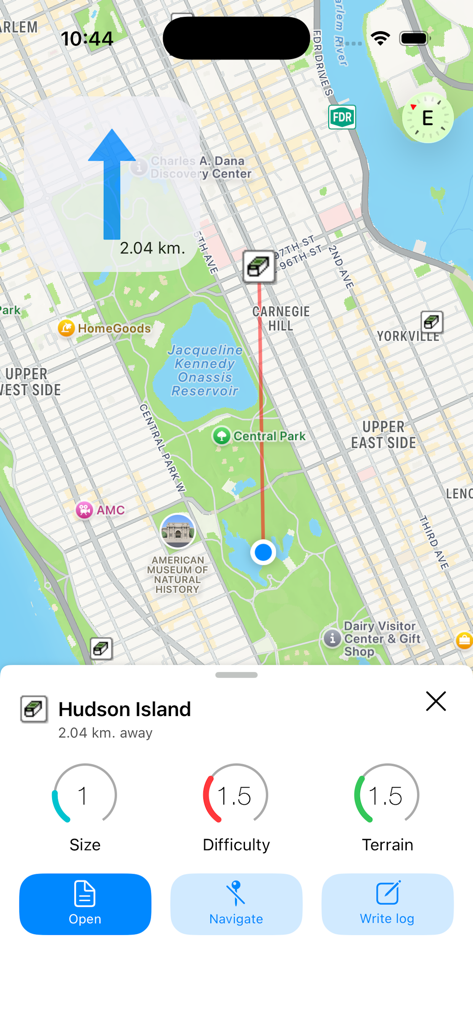 Mapa do aplicativo GeoCaches mostrando um local de caça ao tesouro no Central Park com detalhes do cache