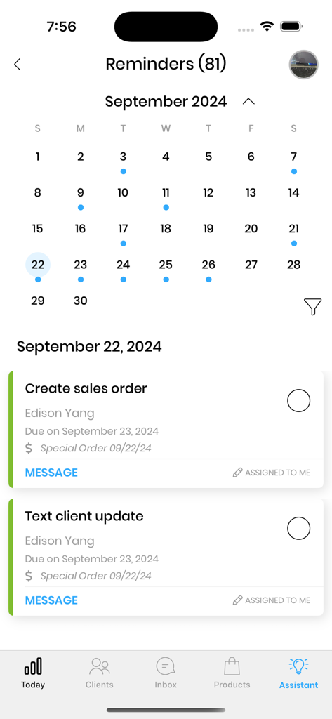 Clientbook Retail - Pantalla del asistente de Clientbook Retail que muestra una vista de calendario y recordatorios de tareas diarias para seguimientos de clientes