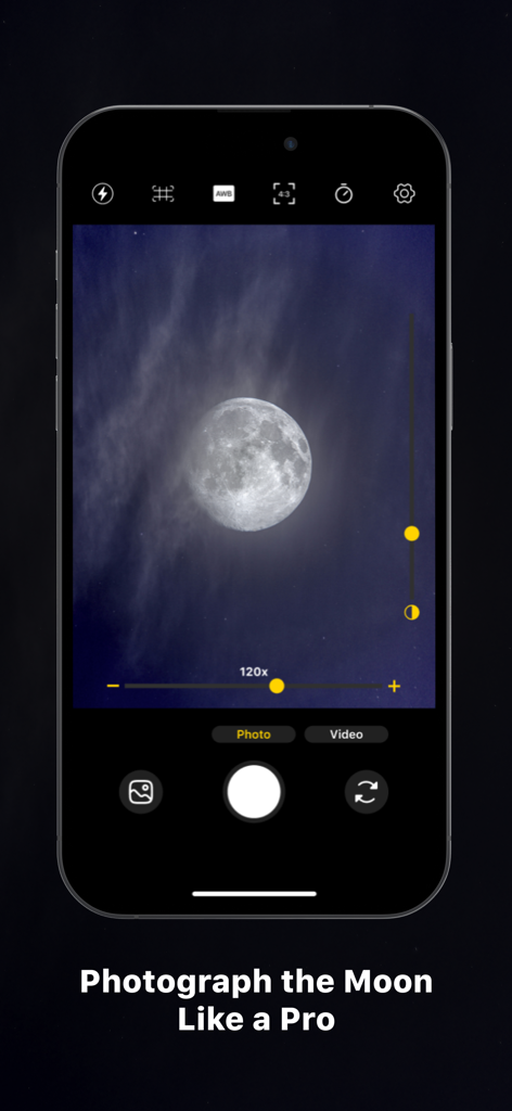 Interfaz de la aplicación Tele Lens Zoom Camera 200x que muestra un zoom 120x en una imagen detallada de la luna