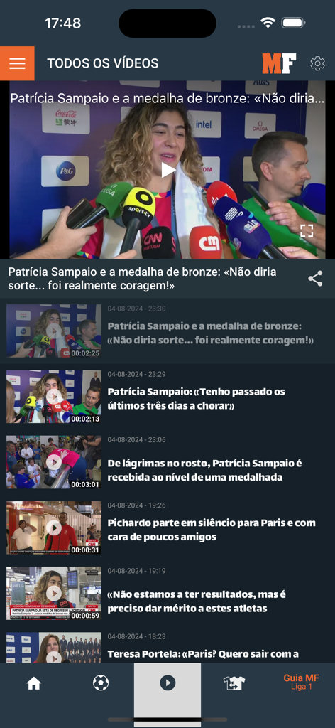 Maisfutebol - Screenshot of the Maisfutebol app showing a list of sports videos and interviews in Portuguese