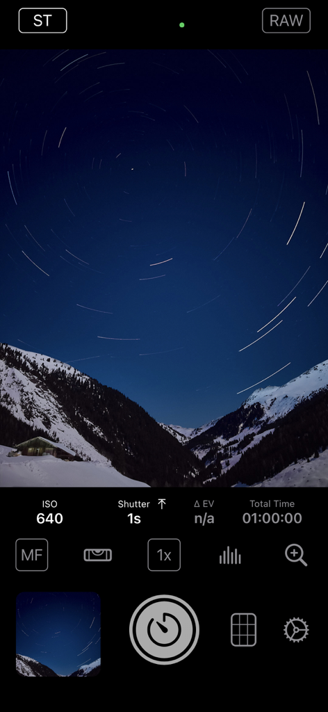 Interfaccia dell'app Even Longer che cattura scie stellari sopra un paesaggio montano innevato