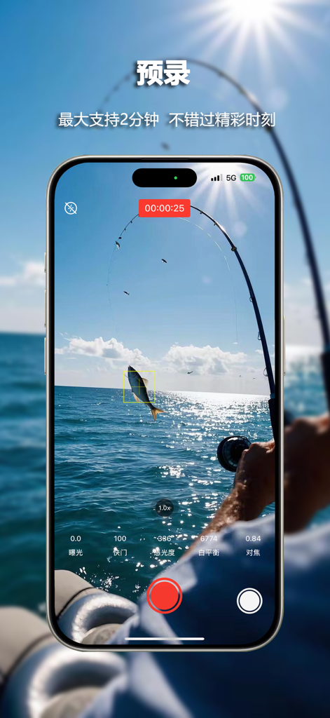 Écran d'iPhone affichant l'interface de l'application Fishing Camera Ultra capturant un poisson qui saute avec des paramètres manuels et un indicateur d'enregistrement préalable.