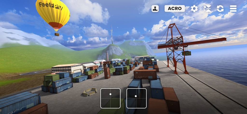 FeelFPV - Jugabilidad del simulador de drones FPV que muestra un entorno de puerto de carga con contenedores de envío y un globo aerostático.