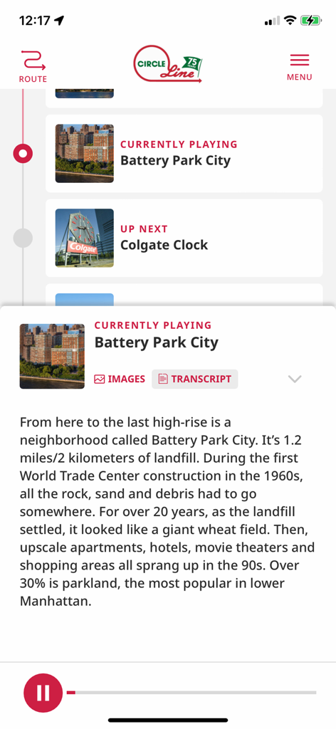 Interfaz de la aplicación Circle Line que muestra una descripción y transcripción para la parada del tour en Battery Park City.