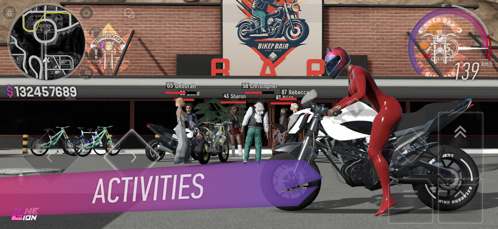 Personaggio femminile su una moto bianca fuori da un bar per motociclisti nel simulatore RP One Lion.