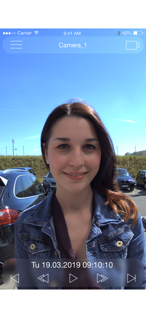 MOBOTIX LIVE - Interface of the MOBOTIX LIVE app showing a security camera playback screen with a visitor at a door station