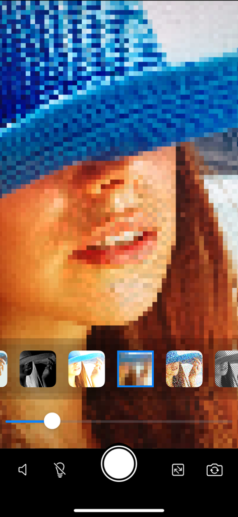 Portrait Sketch Camera - Un filtro de arte de mosaico pixelado aplicado al retrato de una mujer en la aplicación Portrait Sketch Camera.