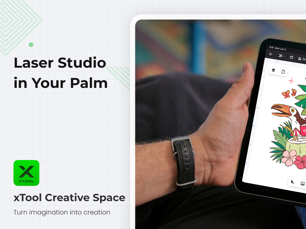xTool Creative Space - Eine Person hält ein iPad und benutzt die xTool Creative Space App, um eine bunte Tukani-Illustration für Lasergravuren zu entwerfen.