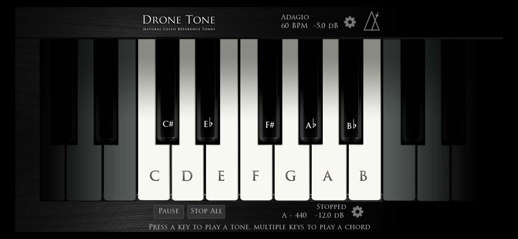 자연스러운 첼로 참고 톤을 위한 음계 레이블 및 메트로놈 설정이 있는 피아노 건반이 특징인 DroneTone Concertmaster 앱 인터페이스